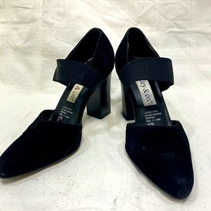 VINTAGE SUEDE PUMPS